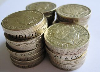 Britská libra vo štvrtok oslabila voči doláru aj euru