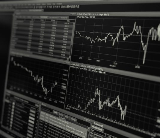 UBS odporúča predávať akcie Tesly