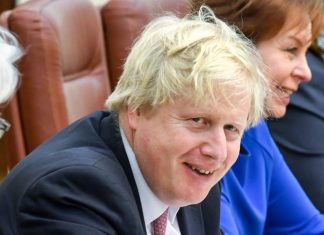 Predčasné voľby vo Veľkej Británii: Johnson oslavuje presvedčivé víťazstvo