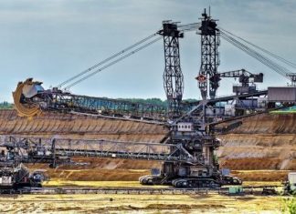Platina je najdrahšia od roku 2014. Investori očakávajú rast dopytu těžba, průmysl
