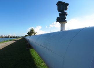 Futures na májové dodávky ropy WTI spadli prvýkrát v histórii pod nulu