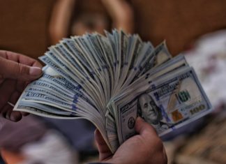 Meny citlivé na riziko posilňovali. Dôvodom je obava z šírenia nestability kvôli Evergrande Dolár vďaka pozitívnym očakávaniam posilnil