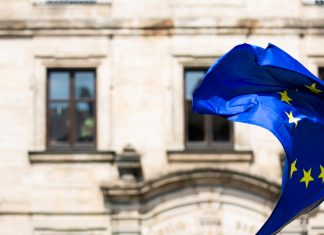 Ekonomika Európskej únie aj eurozóny vlani prepadla o viac ako šesť percent eu, európa