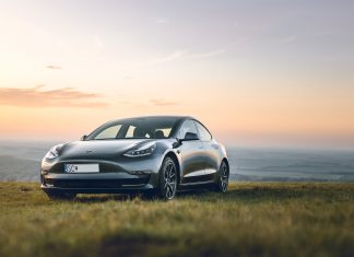 Akcie Tesly a Applu majú za sebou úspešný split. Ich cena rastie tesla