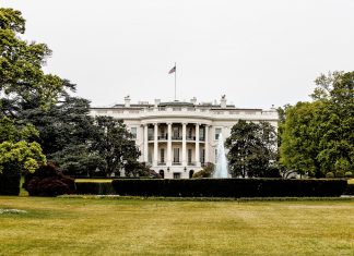 Prezidentské voľby v USA: Investorov desí povolebná agónia viac ako to, kto zvíťazí white house
