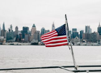 Fed rozhodol. Budeme pokračovať v podpore americkej ekonomiky usa, americká vlajka