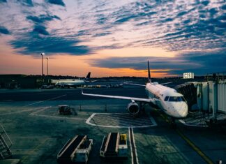 Európske akcie sa držia na rekordných hodnotách, aj vďaka aerolinkám letadlo, cestování, letiště