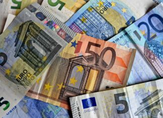 Investorom bánk na pražskej burze sa zatiaľ nadmieru darí peniaze, euro, eura, banky