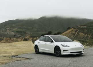 Dve tretiny novo predaných áut v Nórsku jazdia na elektrinu. Trhu vládne Tesla Tesla, elektromobily, Norsko