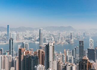 Akcie v Hongkongu a Tokiu citeľne posilnili. Pomohlo vyjadrenie japonského premiéra Hongkonský index Hang Seng aj tokijský Nikkei pridali v posledný januárový obchodný deň cez jedno percento.