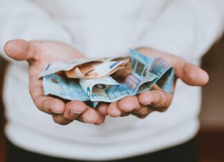 Protichodné vyjadrenia členov vedenia ECB poslali euro dole. Dolár naopak posilňuje Euro klesá voči americkému doláru na najslabšiu úroveň za posledných päť rokov