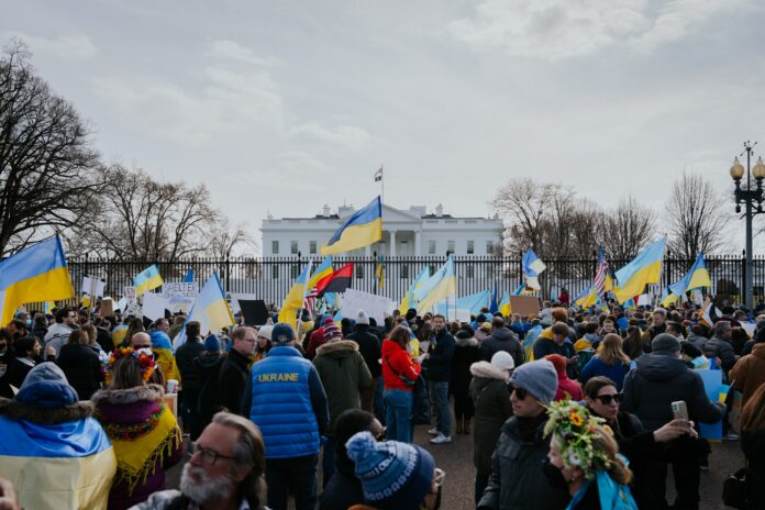 ukrajina-demonstracie V dôsledku ruskej invázie budú vybrané ruské banky odrezané od medzinárodného platobného systému SWIFT.