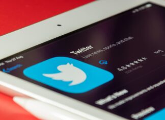 Elon Musk kúpi Twitter. Dá zaň 44 miliárd dolárov a spoločnosť najskôr ho stiahne z burzy Elon Musk kupuje Twitter.