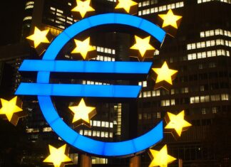 Lagardeová potvrdením prísľubu rastu sadzieb poslala euro na mesačné maximum voči dolárue Europská centrána banka