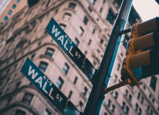 Wall Street v predvečer zasadnutia Fedu mierne oslabila. Technológie naopak v kladnom teritóriu Wall Street směrovka