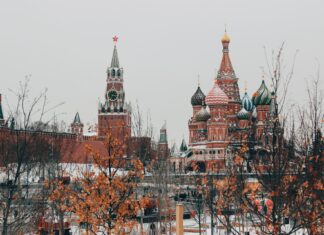 Rusko upadlo do platobnej neschopnosti. Je umelo vyvolaná, bráni sa Moskva Ruska budova