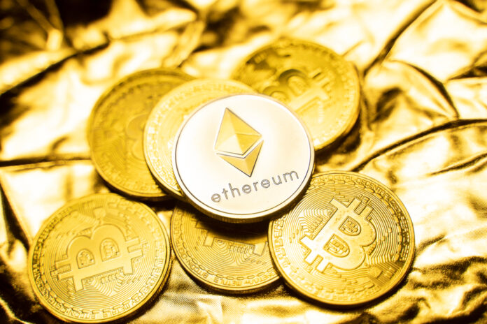 Gold,Ethereum,Coins,On,A,Golden,Background.,Trading,On,The Pád kryptomien môže pokračovať,