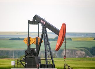 Saudská Arábia a ďalší členovia OPEC+ dobrovoľne znížia ťažbu ropy. Vzrastie jej cena? Zatiaľ čo v tomto roku sa celosvetový dopyt po rope zvýši o takmer 3,5 milióna barelov denne, v roku 2023 sa očakáva rast len o dva milióny barelov.