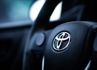 Výrobca nákladných vozidiel vo vlastníctve spoločnosti Toyota čelí emisnému škandálu Toyota