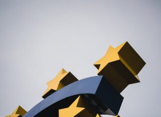 Európske akcie začali nový obchodný týždeň dvojmesačným maximom Európske akcie začali nový obchodný týždeň dvojmesačným maximom Obchodovanie na európskych burzách začalo nový obchodný týždeň optimisticky. Trhy ťahali nahor najmä akcie farmaceutických spoločností a známky spomalenia čínskej ekonomiky. Investori sa zameriavajú na defenzívne tituly.