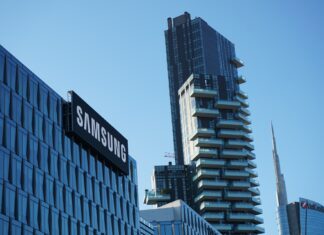 Spoločnosti Samsung prospel globálny nedostatok čipov Všetci poznajú Samsung ako značku inteligentných telefónov alebo domácich spotrebičov, ale kto pred pandémiou covidu vedel, že Samsung je silný v oblasti polovodičových čipov?
