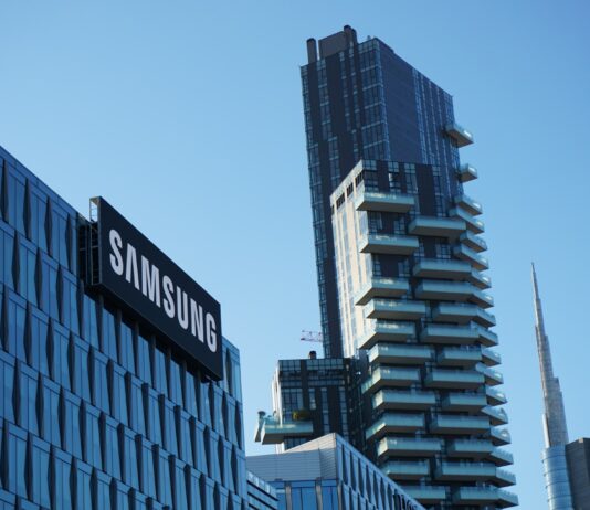 Spoločnosti Samsung prospel globálny nedostatok čipov Všetci poznajú Samsung ako značku inteligentných telefónov alebo domácich spotrebičov, ale kto pred pandémiou covidu vedel, že Samsung je silný v oblasti polovodičových čipov?