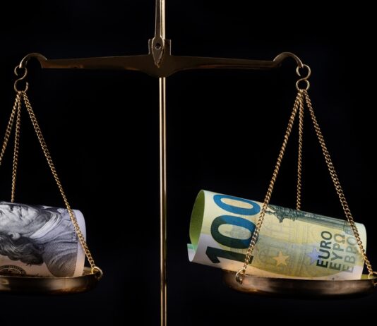 Rastúce ceny plynu v Európe vrátili euro na paritu s dolárom Rastúce ceny plynu v Európe vrátili euro na paritu s dolárom Približne o päť týždňov neskôr sa euro a americký dolár opäť obchodovali v kurze jedna ku jednej. Euro voči doláru oslabilo na úroveň tzv. parity. Môžu za to prudko rastúce ceny zemného plynu na európskom trhu.