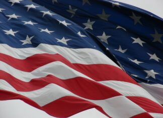 Američania začali šetriť a hospodárska aktivita krajiny prvýkrát za dva roky klesla. Hospodárstvo USA je na pokraji recesie. Naznačuje to hospodárska aktivita v júli, ktorá sa znížila prvýkrát od vypuknutia pandémie koronavírusu.