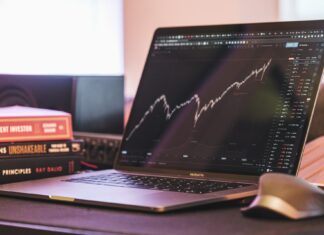 Európske akcie posilňujú. Investori očakávajú nový fiškálny plán Spojeného kráľovstva na podporu jeho hospodárstva Akcie