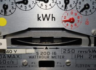 Európska komisia zvažuje zavedenie mimoriadnej dane, ktorá by mala účinok cenového stropu na elektrickú energiu Takzvaná neočakávaná daň by sa vzťahovala na výrobcov elektriny, ktorí vyrábajú elektrinu z iných zdrojov ako zo zemného plynu. Vlády členských štátov EÚ by tieto prostriedky použili na kompenzáciu rastúcich nákladov na energiu pre domácnosti.