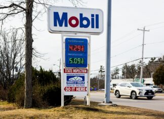 Spotrebiteľské ceny v USA začali opäť rásť. Nepomohlo ani rýchle zníženie cien pohonných hmôt. benzinová pumpa
