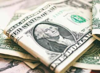 Americký dolár naďalej posilňuje. Investori veria, že Fed v budúcom roku zvýši sadzby na päť percent Americký dolár naďalej posilňuje. Investori veria, že Fed v budúcom roku zvýši sadzby na päť percent