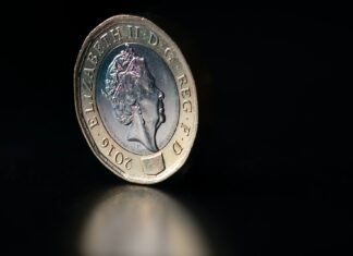Britská vláda mení svoj plán na zníženie daní. Libra reaguje posilnením libra, britská libra