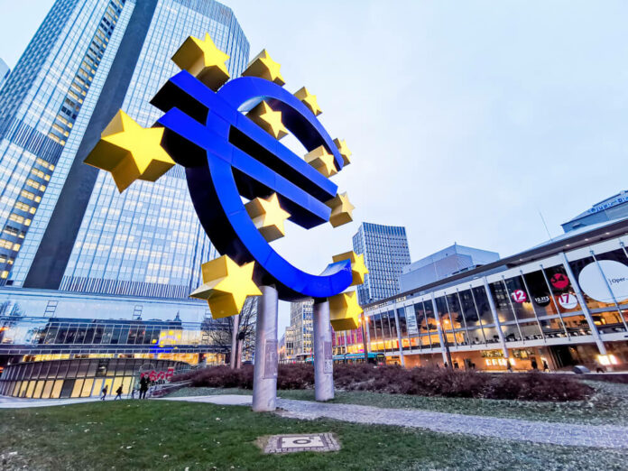 ECB bude v budúcom roku zvyšovať úrokové sadzby po menších krôčikoch, naznačuje člen Rady guvernérov