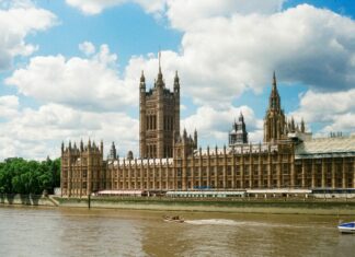 Britský kancelár pokladne predstavuje plán konsolidácie štátneho rozpočtu. Dôjde aj k zvýšeniu daní Šéf britského ministerstva financií Jeremy Hunt má plán na zníženie rozpočtového deficitu. Rôznymi opatreniami na strane výdavkov a príjmov chce nájsť až 55 miliárd libier. Britský úrad, ktorý dohliada na rozpočtovú zodpovednosť, očakáva, že životná úroveň Britov klesne až o sedem percent.
