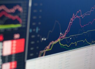 Európske akcie mierne klesli, Ázia sa vydala všetkými smermi, New York čaká na rozhodnutie o sadzbách Európske burzy boli v stredu rozdelené medzi východ a západ.
