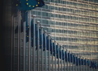 Sprísnenie regulácie kryptomien je na ceste. Európska komisia chce zabrániť daňovým únikom Európska komisia by mala o nariadení rokovať už budúci týždeň. Pravidlá, ktoré sa doteraz vzťahovali prakticky len na obchodníkov s takzvanými NFT (non-fungible token), sa rozšíria aj na prevádzkovateľov platforiem pre kryptomeny.