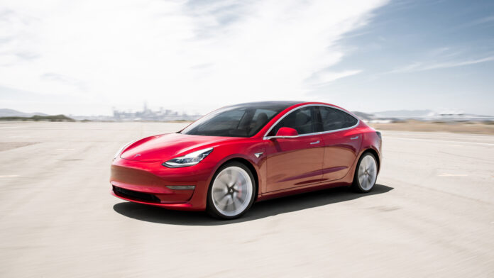 Americká automobilka Tesla začala vo svojej čínskej továrni vyrábať verziu elektromobilu Model Y, ktorý plánuje predávať v Kanade.