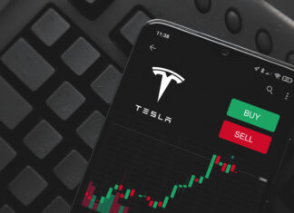 Tesla zvýšila štvrťročný predaj o 36 percent v porovnaní s predchádzajúcim rokom na rekordných 422 875 vozidiel Tesla