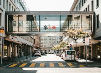 Vedenie UBS sa snaží upokojiť akcionárov v súvislosti s prevzatím konkurenčnej Credit Suisse UBS, Credit Suisse, Akcionar