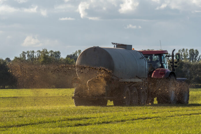 AFarmTractorSpraysItsManureFromTheTankerOnto Najväčšiemu výrobcovi hnojív Lovochemii z holdingu Agrofert vzrástol zisk medziročne o 1225 percent na 424 miliónov korún (17,5 mil. eur)
