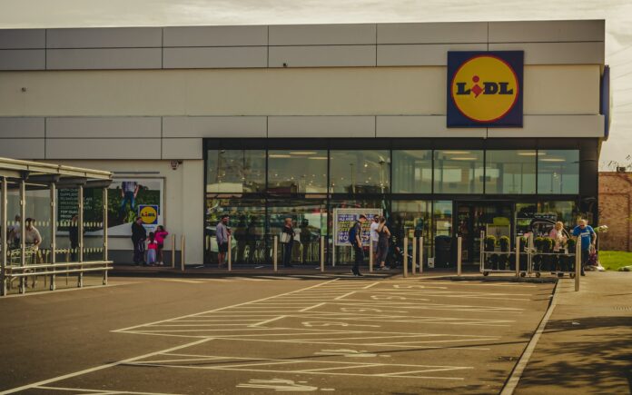 lidl Obchodný reťazec Lidl údajne prejavil záujem o kúpu asi 600 predajní potravín Casino a Monoprix vo Francúzsku