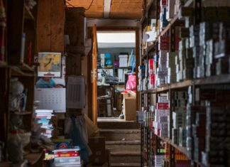 Plné sklady spôsobujú eshopom problémy sklad, obchód, tovar, e-shop