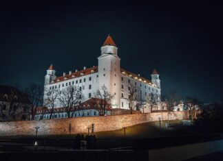 Inflácia na Slovensku sa po roku a pol vrátila na jednociferné hodnoty K spomaleniu inflácie prispelo okrem iného pomalšie zvyšovanie cien potravín a nákladov na bývanie vrátane energií, ktoré spolu tvoria najväčší podiel na výdavkoch slovenských domácností.