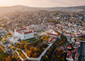 Nezamestnanosť na Slovensku v auguste mierne vzrástla na 4 percentá Úrady práce na Slovensku, ktoré má približne 5,4 milióna obyvateľov, evidovali ku koncu augusta tohto roka viac ako 174.000 ľudí bez práce. Voľných pracovných miest bolo viac ako 81 tisíc.