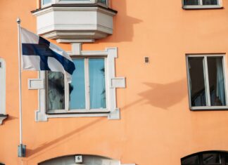 Výrobca telekomunikačných zariadení Nokia plánuje zrušiť až 14 000 pracovných miest Spoločnosť dnes tiež uviedla, že jej tržby v treťom štvrťroku medziročne klesli o 20 percent na necelých päť miliárd eur (približne 123 miliárd korún). Jej prevádzkový zisk klesol o viac ako polovicu na 241 miliónov eur.