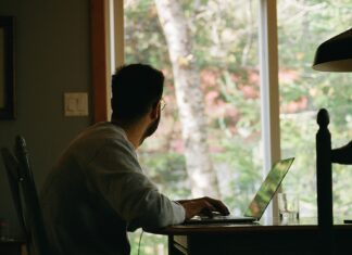 Práca z domu – Tipy, ako zarábať z pohodlia domova home office