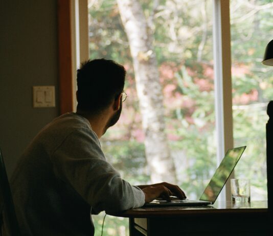 Práca z domu – Tipy, ako zarábať z pohodlia domova home office