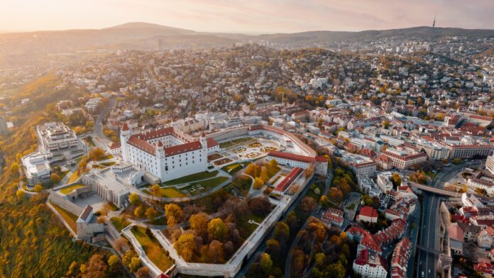 Slovenská divízia banky pôsobí v krajine už desať rokov ako pobočka UniCredit Bank so sídlom v Prahe. Desiatky nespokojných zamestnancov UniCredit sa dnes ráno zhromaždili pred slovenskou centrálou banky v Bratislave.