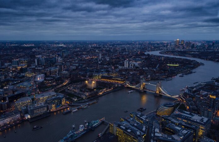 Bank of England, čo je oficiálny názov britského menového orgánu, drží základnú sadzbu na úrovni 5,25 % od augusta. Predtým ju od decembra 2021 zvýšila 14-krát po sebe.